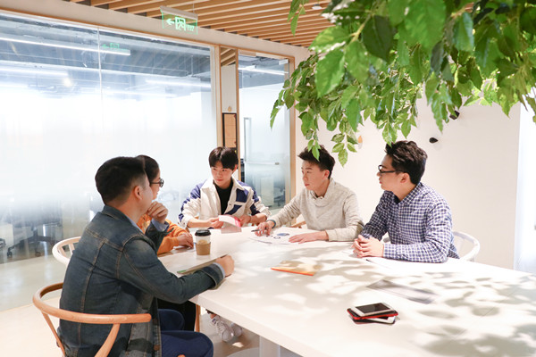 員工培訓(xùn)與發(fā)展：培養(yǎng)人才，提升企業(yè)核心競爭力